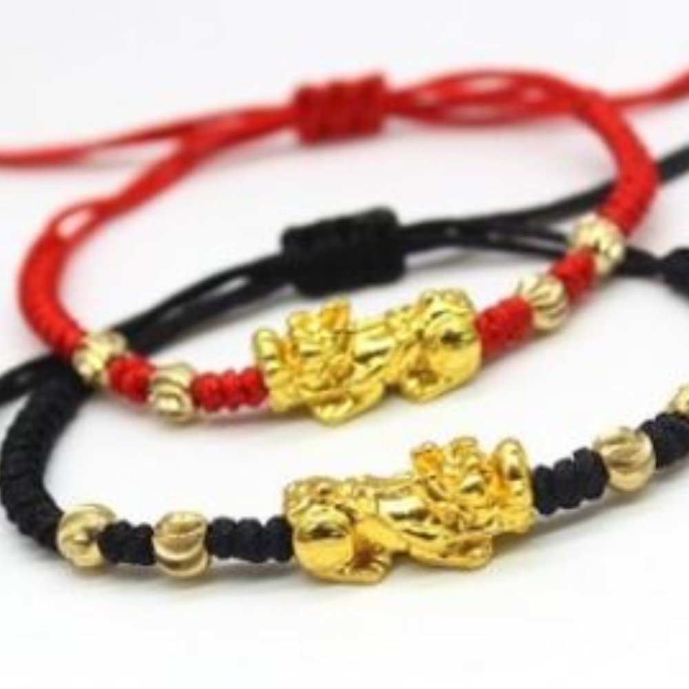 Pixiu Adjustable thread bracelet in red or black